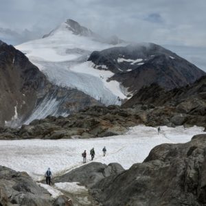 Wandernde Menschen im Schnee, Foto von Helmut Liebelt