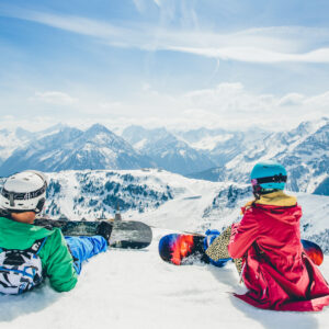 Zwei Dudes hängen beim Snowbombing Festival in Mayrhofen ab.