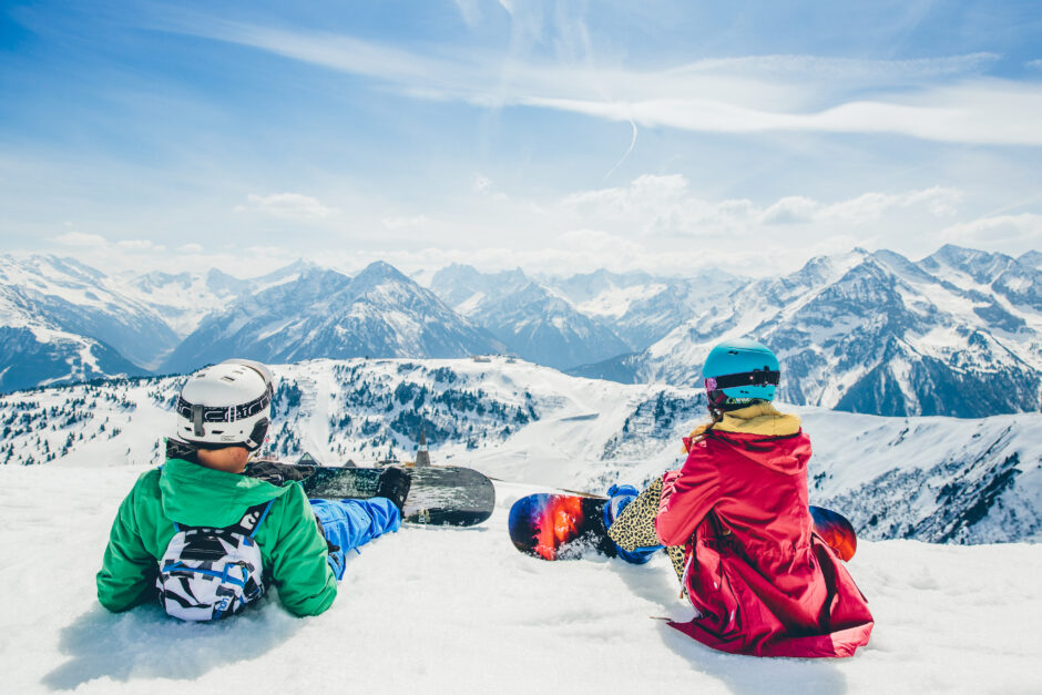 Zwei Dudes hängen beim Snowbombing Festival in Mayrhofen ab.