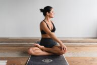 Eine Frau beim Yoga und Relaxen