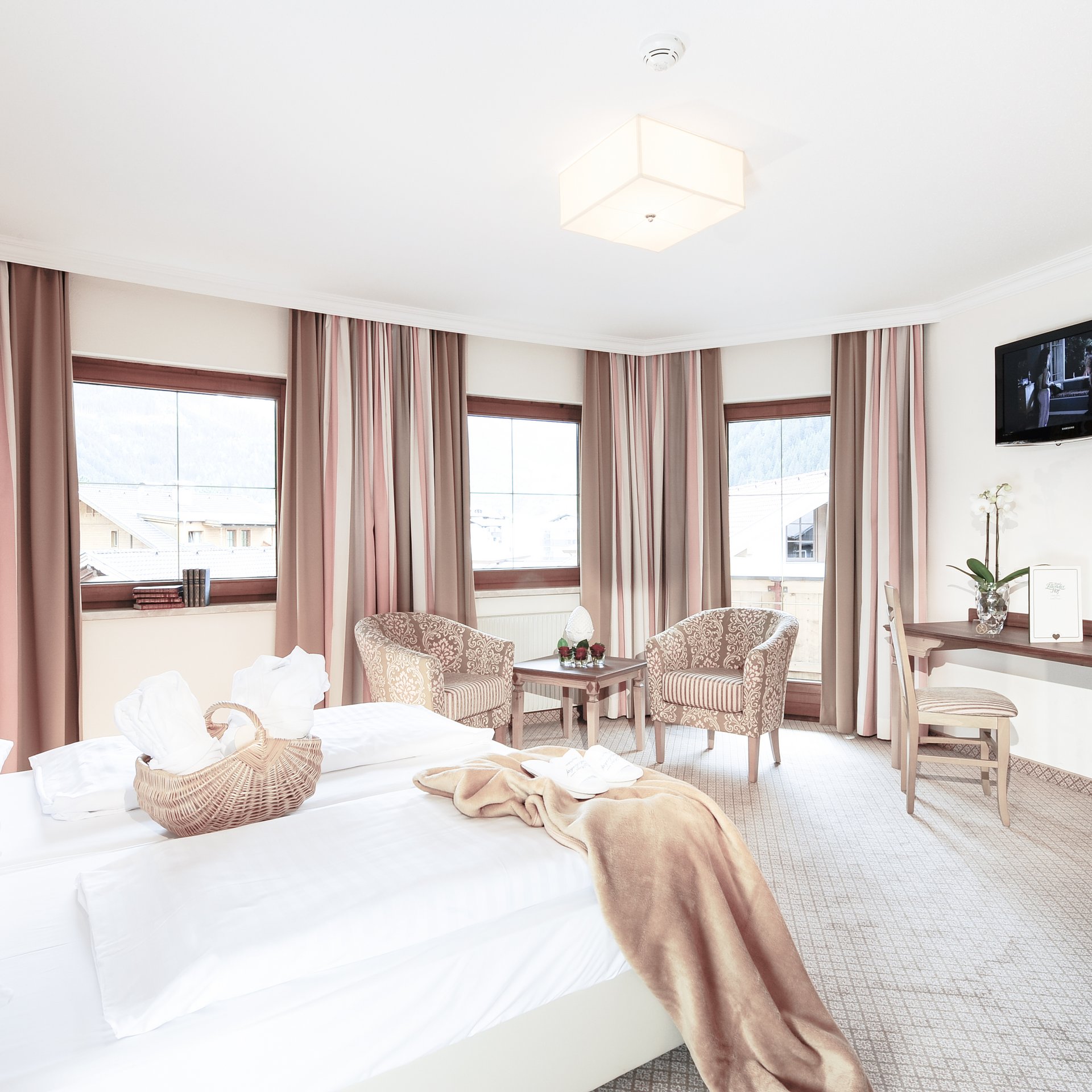 Comfy Alpine Style Cozy suite with natural light, elegant furniture and natural decoration.